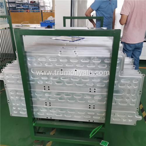 Aluminum vacuum brazing plate battery for cooling